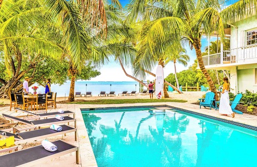 Islamorada House | PRIVATE BEACH, Pickleball Court and Tiki Bar/Heated Pool/Designated Paradise Key