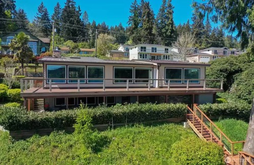 Bremerton House | Private Beach Retreat + Hot tub + Kayak + Mt Rainier View