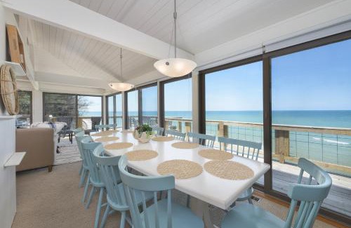 Covert House | Private beach- sleeps 14 with stunning views!