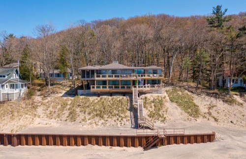 Covert House | Private beach- sleeps 14 with stunning views!
