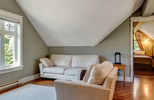 Cordova Bay House | Private Beach/Steps to Ocean/Private Suite/Wifi/Self Check-In/Out