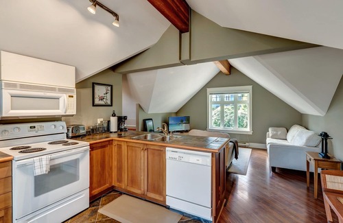 Cordova Bay House | Private Beach/Steps to Ocean/Private Suite/Wifi/Self Check-In/Out