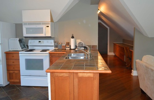 Cordova Bay House | Private Beach/Steps to Ocean/Private Suite/Wifi/Self Check-In/Out