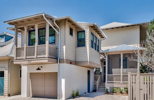 Rosemary Beach Cottage | PRIVATE BEACH/POOL ACCESS-Cozy Getaway Retreat For Two with Two Bikes