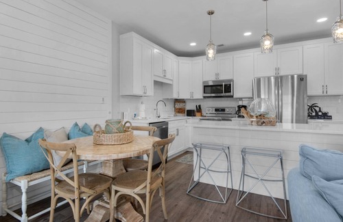 Seagrove Beach Condo | Private Beach | 1 minute walk to Beach! | Beautifully updated 1 bedroom condo | Sleeps 6 | Wi-Fi
