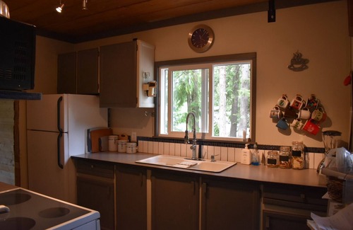 Balfour House | Private Beachfront Cottage on Kootenay Lake