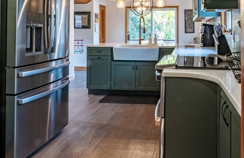 New Fairfield House | Private Beautiful Home - Family Friendly - 1 min. Walk to Candlewood Lake