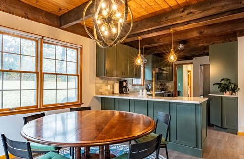 New Fairfield House | Private Beautiful Home - Family Friendly - 1 min. Walk to Candlewood Lake