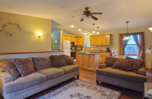 Traverse City Cottage | Private Beautiful Pine Cottage on historic M-22, Traverse City, MI
