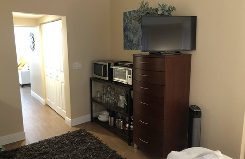 Poinsettia Heights Apartment | Private bedroom + den suite - shared pool/garden in the heart of Fort Lauderdale