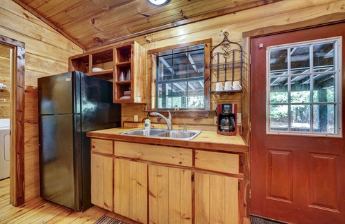 Broken Bow Cabin | Private Broken Bow Cabin w/Hot Tub + Gazebo!