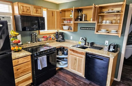Clearfield Cabin | Private Cabin, Breakfast, Dbl Tub, 75"TV, Kayak, WD, BBQ