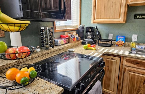 Clearfield Cabin | Private Cabin, Breakfast, Dbl Tub, 75"TV, Kayak, WD, BBQ