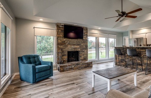 Edmond Cabin | Private Cabin on acreage with pool & tennis court!