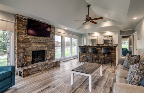 Edmond Cabin | Private Cabin on acreage with pool & tennis court!