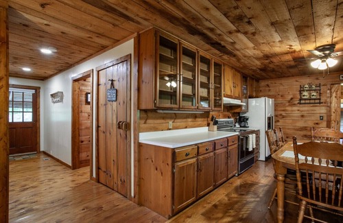 Pigeon Forge Cabin | Private Cabin Retreat – Relax in the Hot Tub & Cozy Up by Fire!