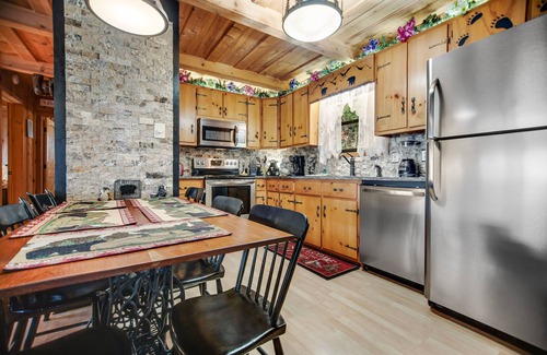 Franklin Cabin | Private cabin with breathtaking mountain view, large deck, fireplace & firepit