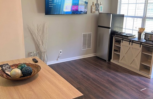 Marietta House | Private, Charming & Cozy, Guest Suite in Peaceful Marietta Neighborhood