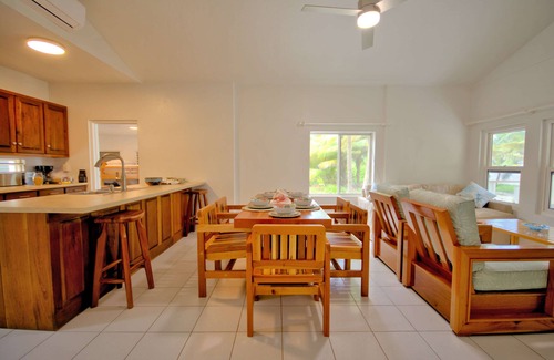 San Pedro House | Private Chef Meals Included, Golf Cart, Kayaks, WiFi, Boat & Captain