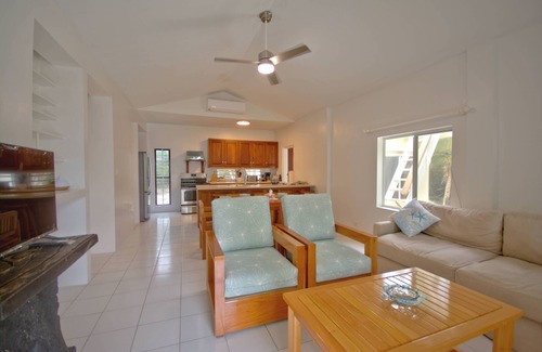 San Pedro House | Private Chef Meals Included, Golf Cart, Kayaks, WiFi, Boat & Captain