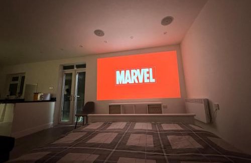 Herongate Apartment | Private cinema studio guest house with garden