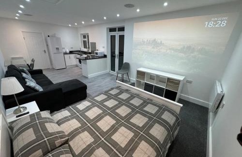 Herongate Apartment | Private cinema studio guest house with garden