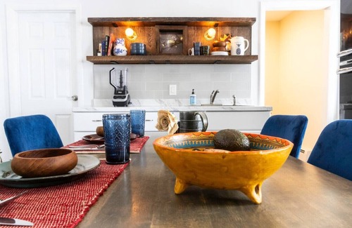 Torrington Apartment | Private Classy 2nd Flr 3 Bed Apt Near Downtown
