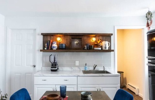 Torrington Apartment | Private Classy 2nd Flr 3 Bed Apt Near Downtown