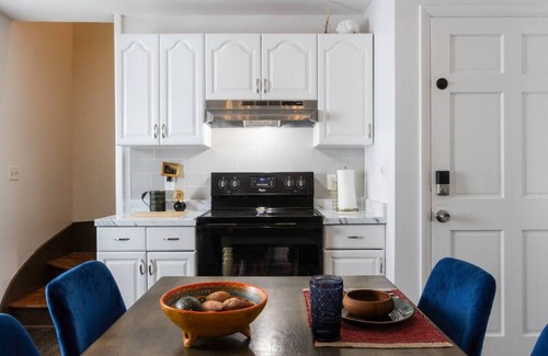 Torrington Apartment | Private Classy 2nd Flr 3 Bed Apt Near Downtown