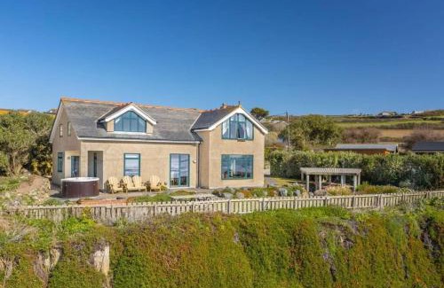 Perranuthnoe House | Private Cliff top Retreat by Perranuthnoe Beach