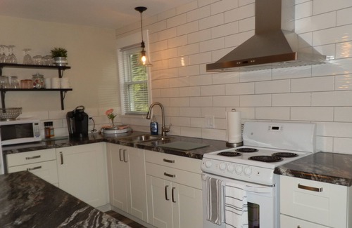 Port Weller West Villa | Private Coachhouse + Hot Tub in the heart of Niagara