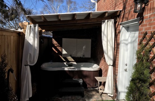 Port Weller West Villa | Private Coachhouse + Hot Tub in the heart of Niagara