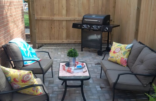 Port Weller West Villa | Private Coachhouse + Hot Tub in the heart of Niagara