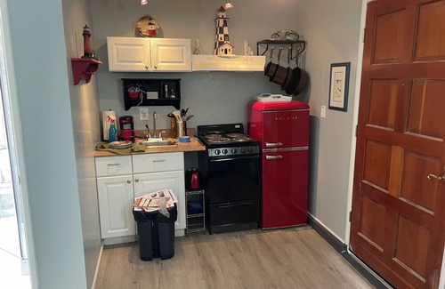 Roseville - Fleet Ridge Apartment | Private Coastal Studio Unit- Walk to Bay| Steps to Grocery, Transit, Restaurants