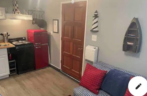 Roseville - Fleet Ridge Apartment | Private Coastal Studio Unit- Walk to Bay| Steps to Grocery, Transit, Restaurants