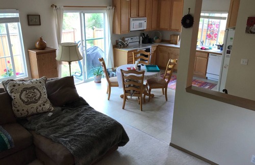 Renton House | Private comfy1-bedroom in house in Renton with fitness and AC