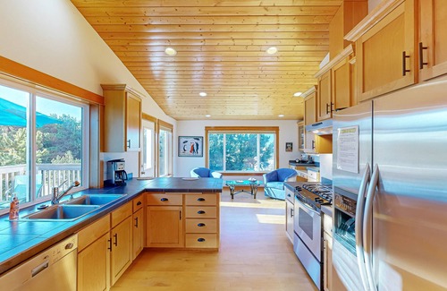 Warrenton House | Private community home with beach access, jetted tub, scenic views, & fireplaces