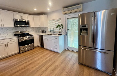 Beverly Hills House | PRIVATE, COMPLETELY RENOVATED ROOMY STUDIO GUEST HOUSE WITH A SPACIOUSE YARD.