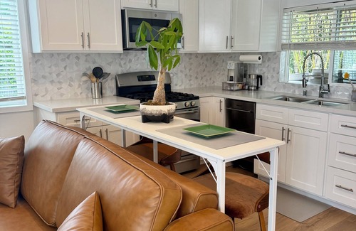 Beverly Hills House | PRIVATE, COMPLETELY RENOVATED ROOMY STUDIO GUEST HOUSE WITH A SPACIOUSE YARD.