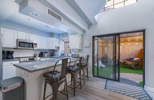 Paradise Valley Village Condo | Private condo near Mayo Clinic with garage, patio, office, and pool access.