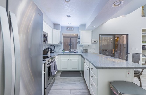 Paradise Valley Village Condo | Private condo near Mayo Clinic with garage, patio, office, and pool access.