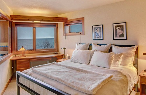 Grand Marais Condo | Private, condo on Lake Superior w/ Panoramic Views, Fireplace, & Jacuzzi Tub!