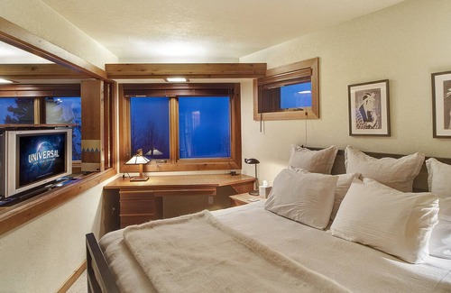 Grand Marais Condo | Private, condo on Lake Superior w/ Panoramic Views, Fireplace, & Jacuzzi Tub!