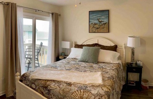 North Carolina Coast Condo | Private condo w/ 2 balconies & steps from beach