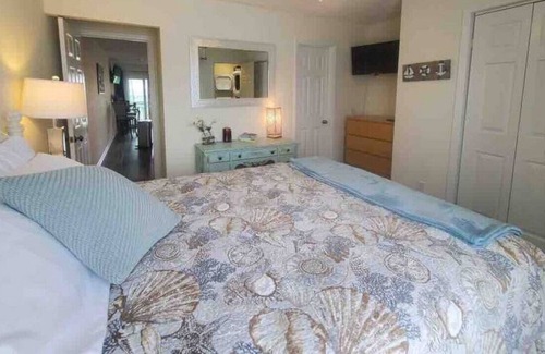 North Carolina Coast Condo | Private condo w/ 2 balconies & steps from beach