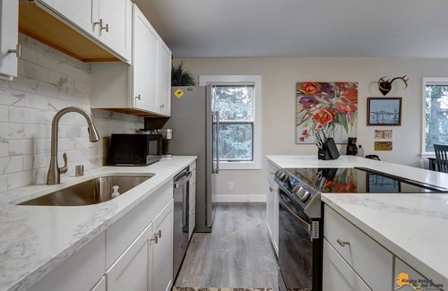 Downtown Anchorage House | Private Cottage-5 min. walk to Park Strip, Coastal Trail, Restaurants