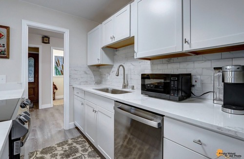 Downtown Anchorage House | Private Cottage-5 min. walk to Park Strip, Coastal Trail, Restaurants