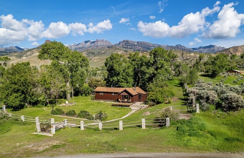 Wapiti Cabin | Private Cottage away from Crowds