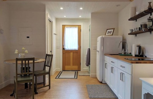 Central District Apartment | Private Cottage in urban oasis