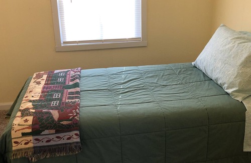 Le Roy House | PRIVATE COUNTRY ABODE BY WELLS LAKE MICHIGAN - sleeps 3